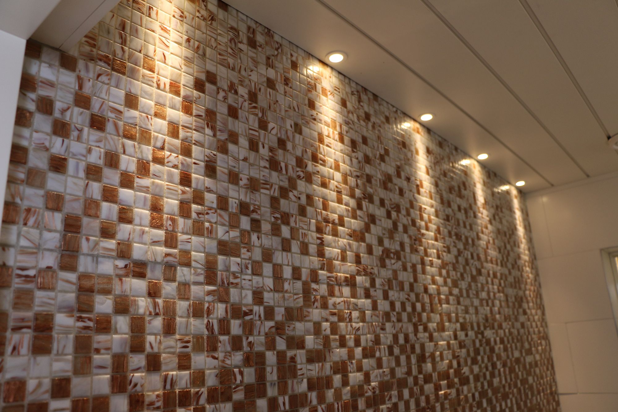 Mosaikplattor med prickar som accent. Ledstore.fi