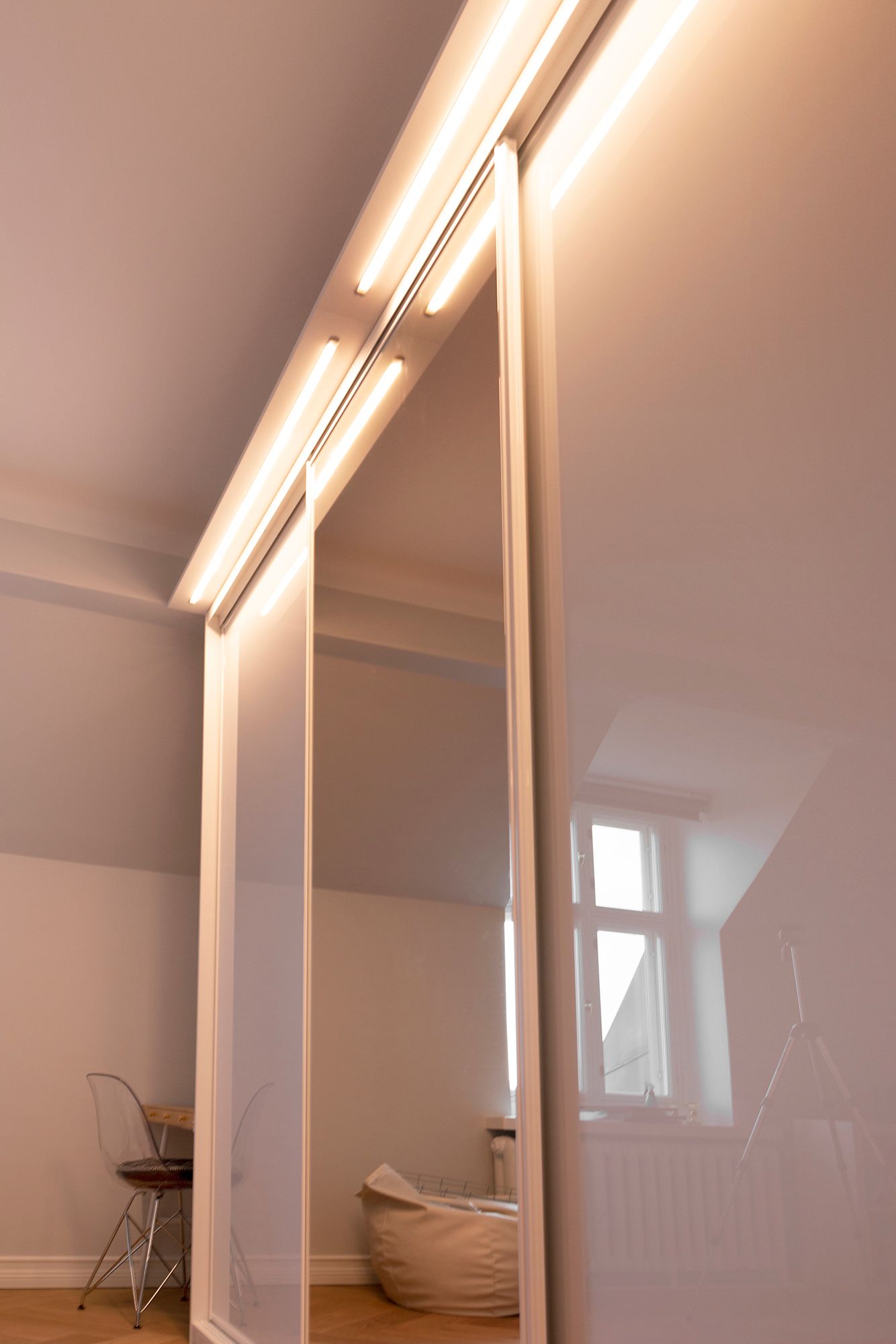 Led-ljusband i en smal infälld profil i en låda som byggts ovanpå ett skåp. Ljuset lyser upp såväl hallen som skåpet och dess innehåll. Ledband och ledprofiler kan beställas färdigkapade och klara för installation. Ledstore.fi