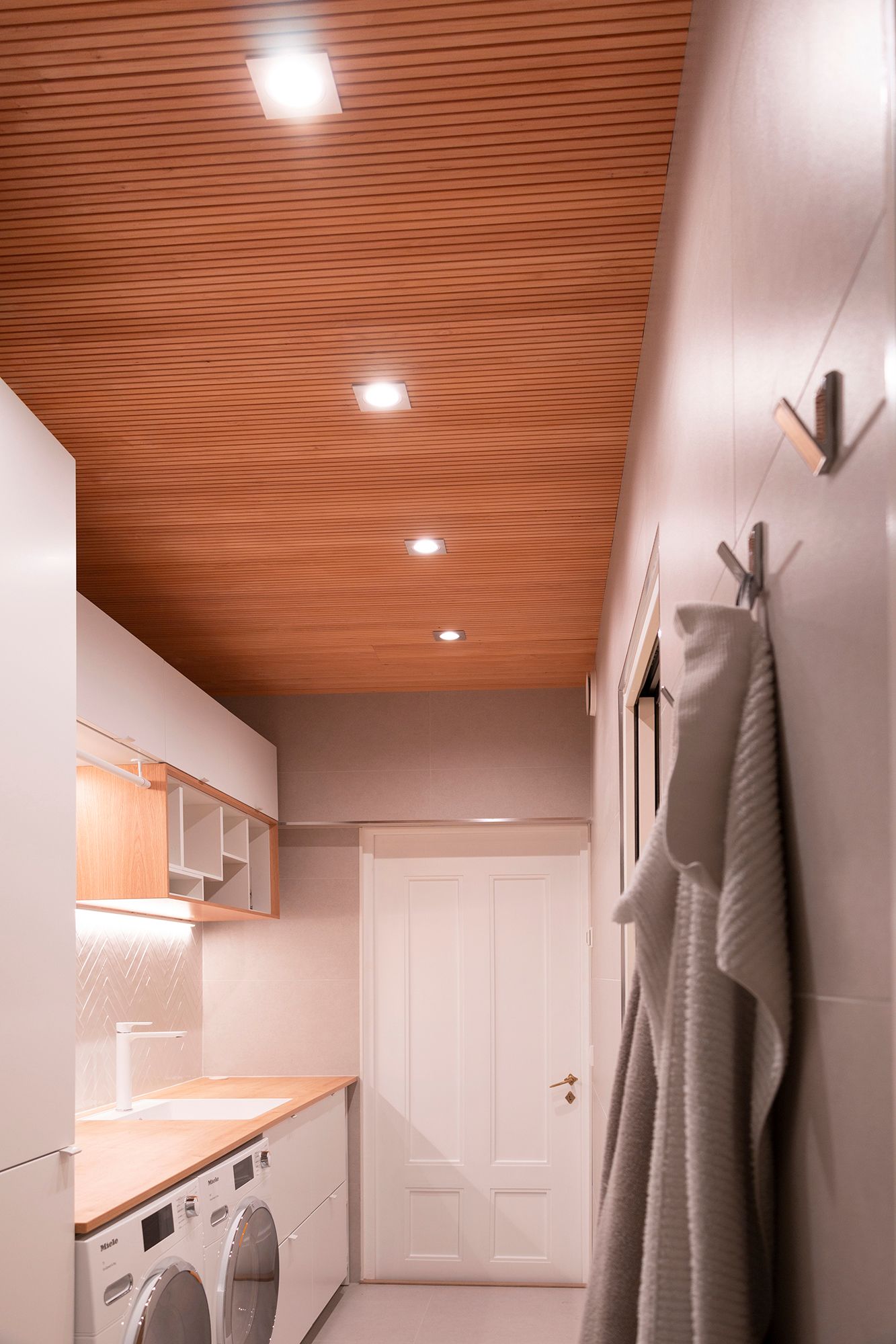 Spotlights i taket i tvättstugan för att skapa allmänbelysning, med en extra LED-list på bänkskivan som extra ljus. Ledstore.fi