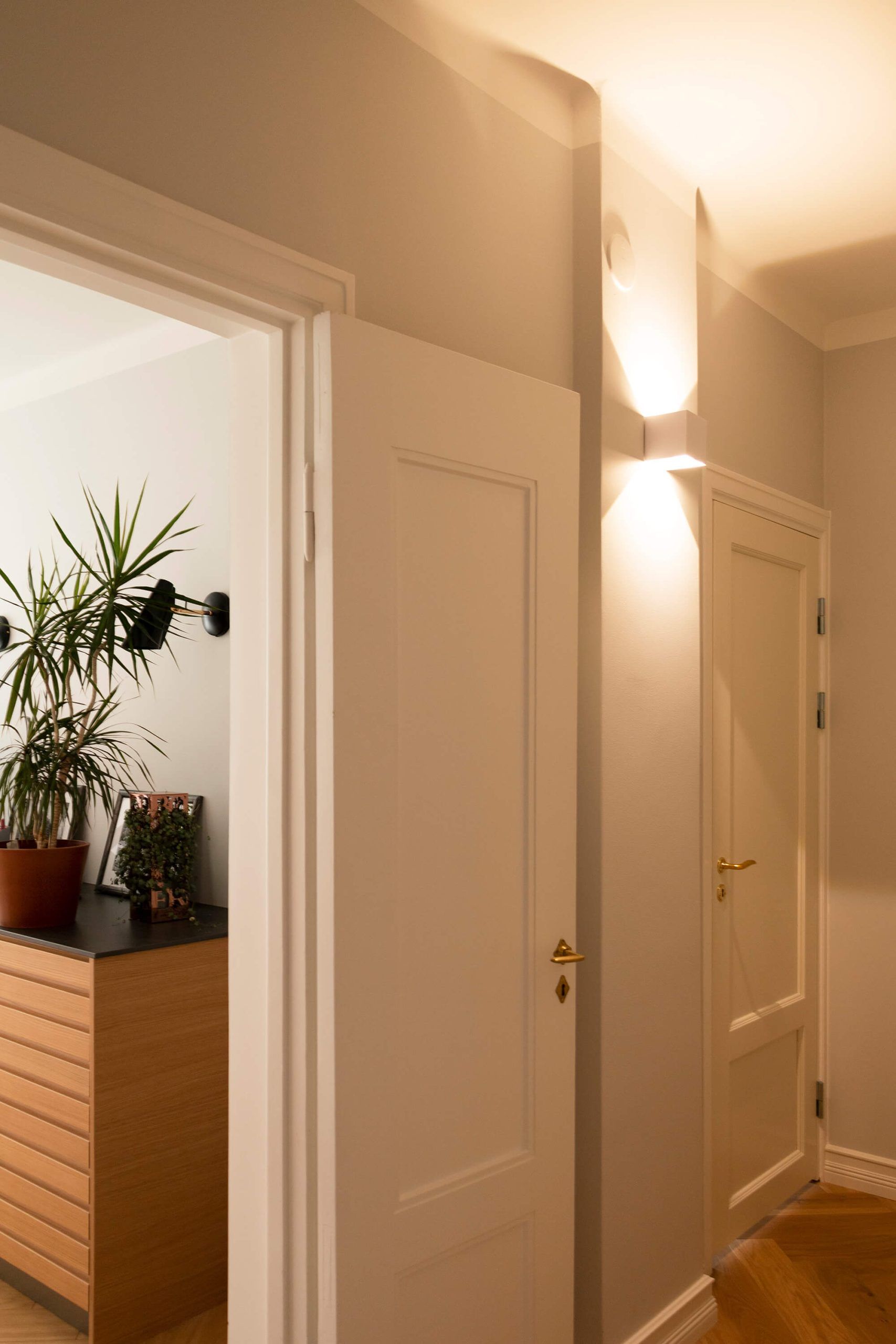 LED STORE logotyp: den vita texten "LED STORE" i mitten av en grön bakgrund och en fet vit kvadrat symboliserar moderna och energieffektiva belysningslösningar.