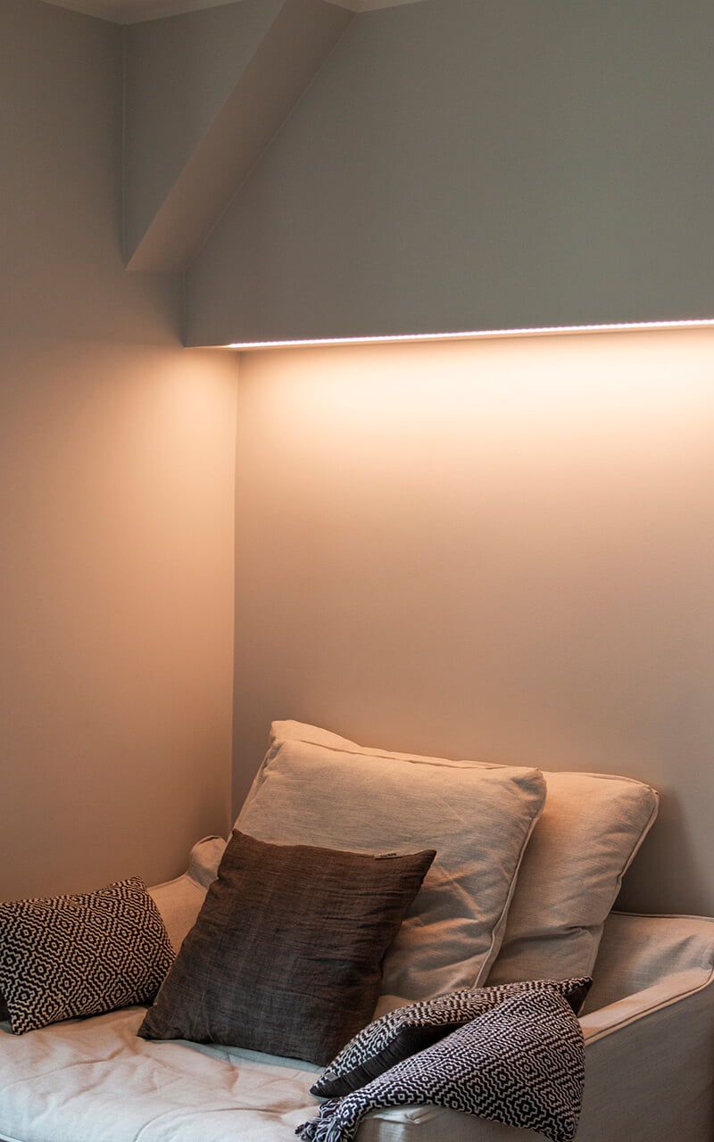 Grön bakgrund med en vit fyrkant. Inuti, vit text "LED" staplad ovanför "STORE". Perfekt för varumärkesprofilering av belysningsbutiker.