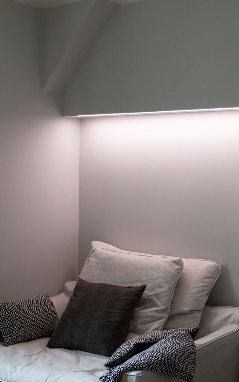 LED STORE text på en vit kvadrat mot en ljusgrön bakgrund, som lyfter fram LED-belysningslösningar.