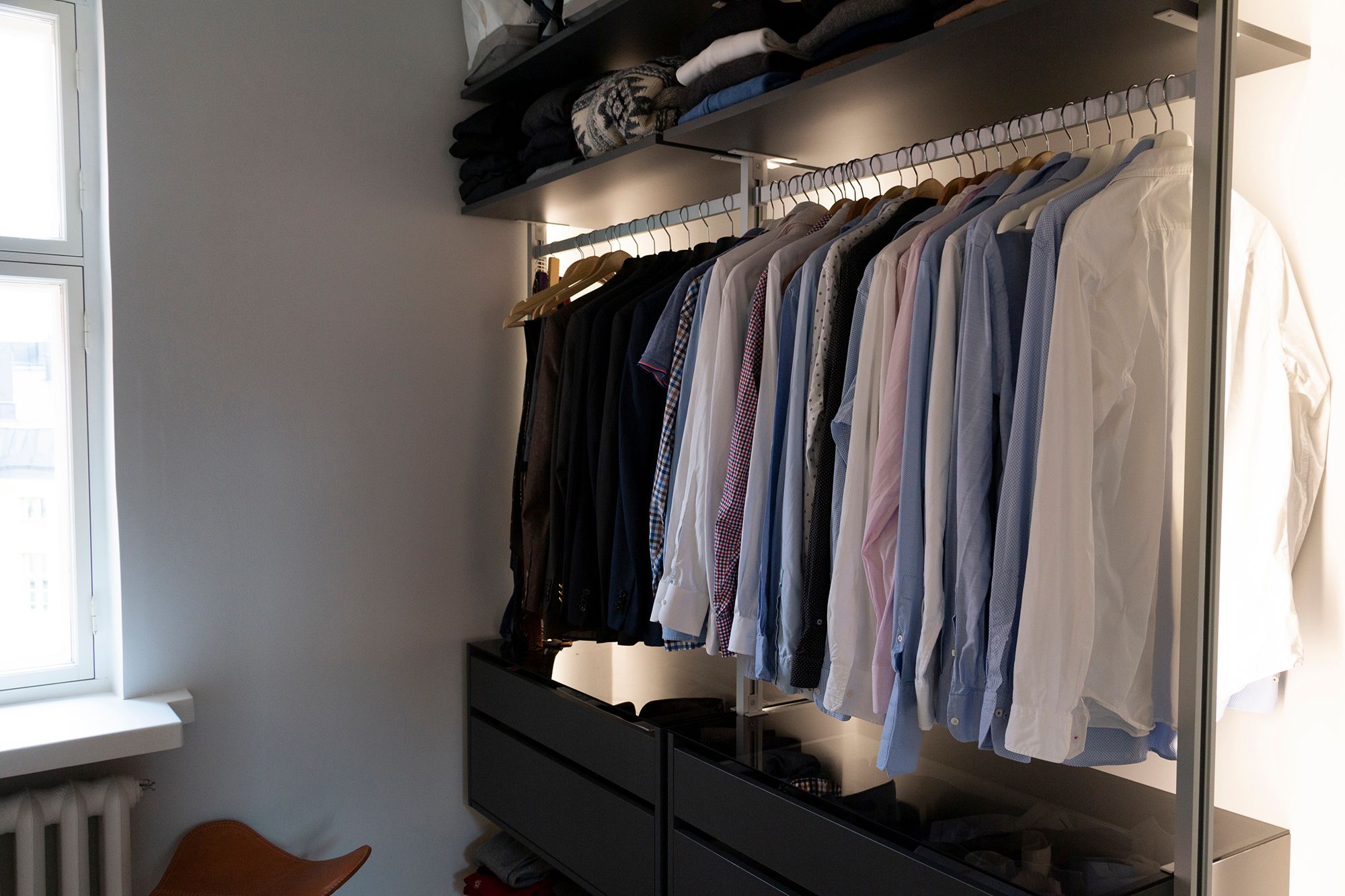Ledlister som belyser kläder och garderob med indirekt ljus. Ledstore.fi