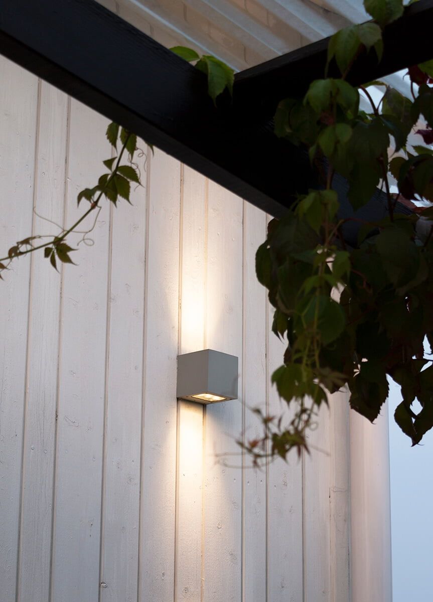 Grön bakgrund med "LED STORE" i vita versaler i mitten av en vit kvadrat. Energieffektiva belysningslösningar för hem och företag.