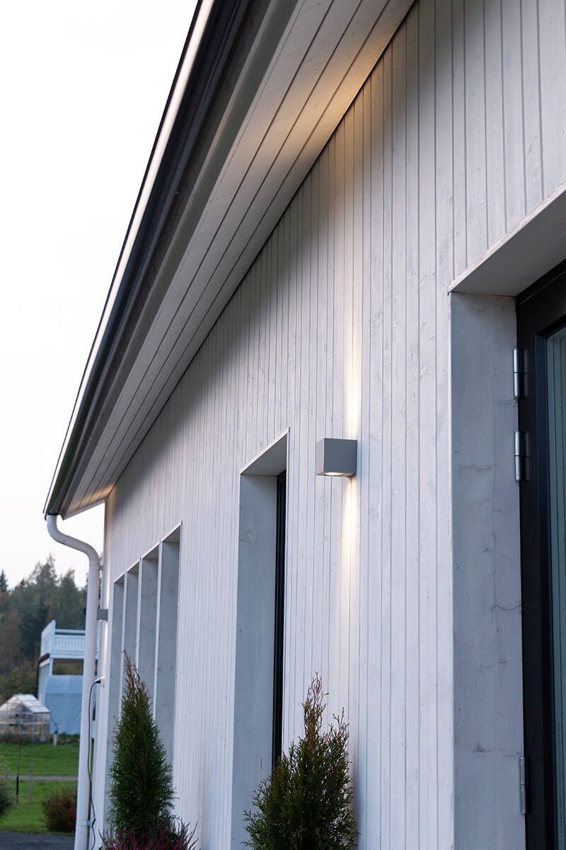 LED Store-logotyp på grön bakgrund: en vit fyrkant med "LED STORE" i feta versaler lyser upp energieffektiva belysningslösningar.