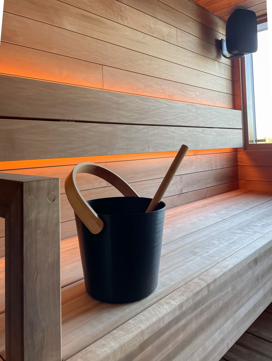 Det vita LED-bandet är temperaturstyrt och har en nästan orange nyans när det är som varmast.