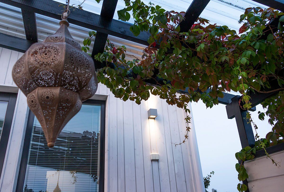 LED STORE text på en vit skärm på en grön bakgrund som belyser energieffektiva belysningsalternativ. Lyft fram ditt utrymme med banbrytande LED-lösningar.