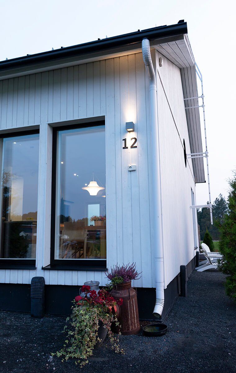 LED Store-logotyp på grön bakgrund; en vit fyrkant med texten "LED STORE" i fetstil, som lyfter fram moderna energilösningar.