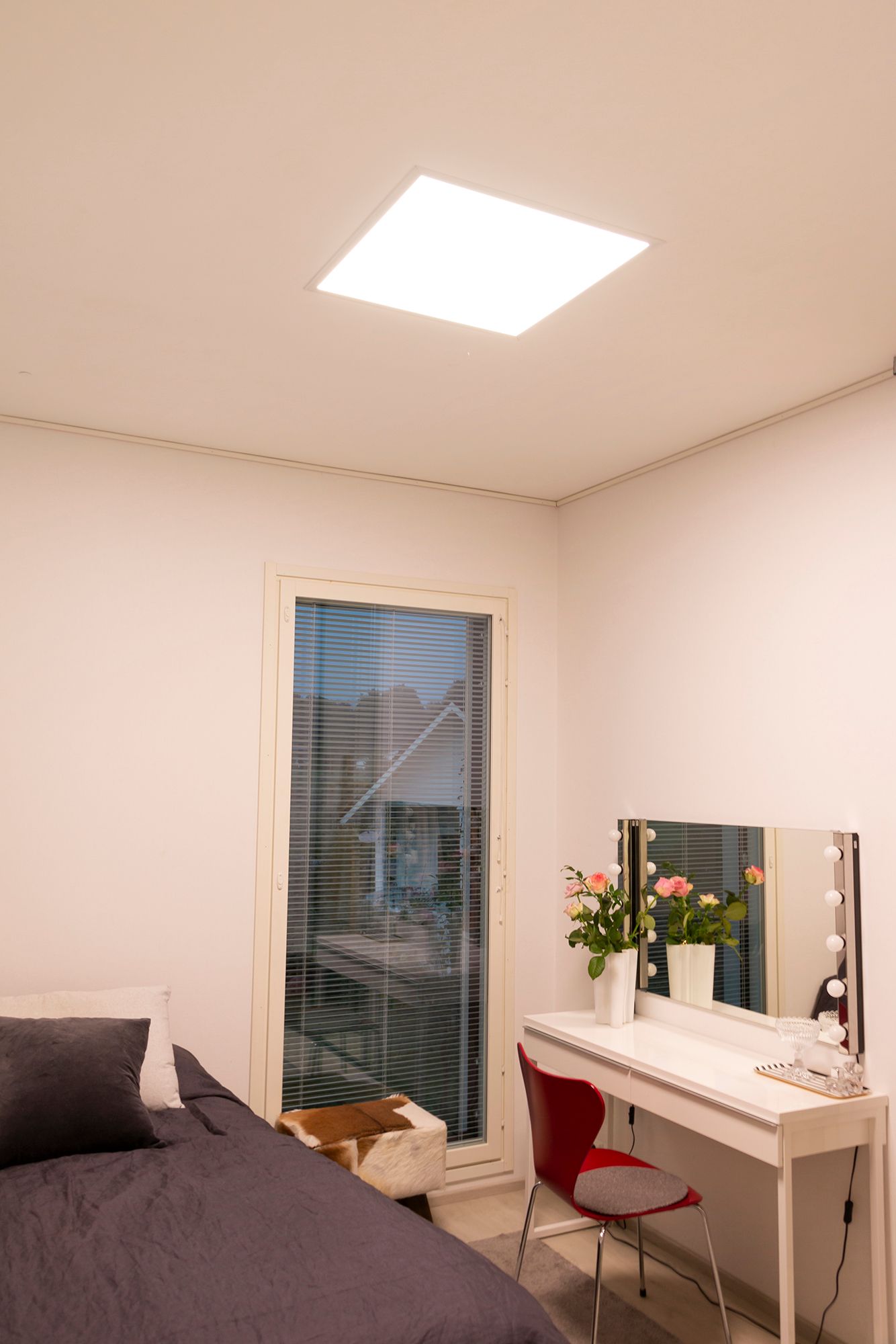 Led-panelen lyser vackert och jämnt och påminner om ett takfönster. Ledstore.fi