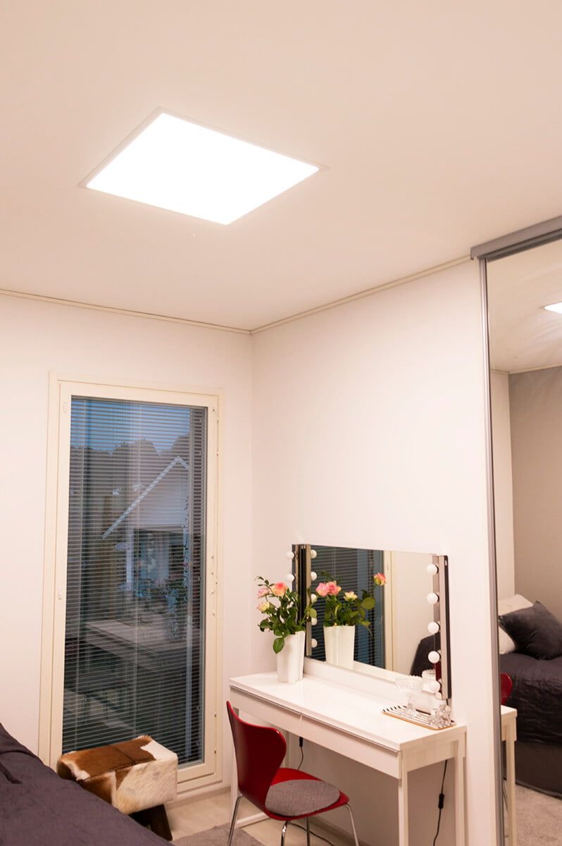 En bild av en grön bakgrund med en vit fyrkant i mitten med fet, stor text "LED STORE" som marknadsför energieffektiva belysningslösningar.