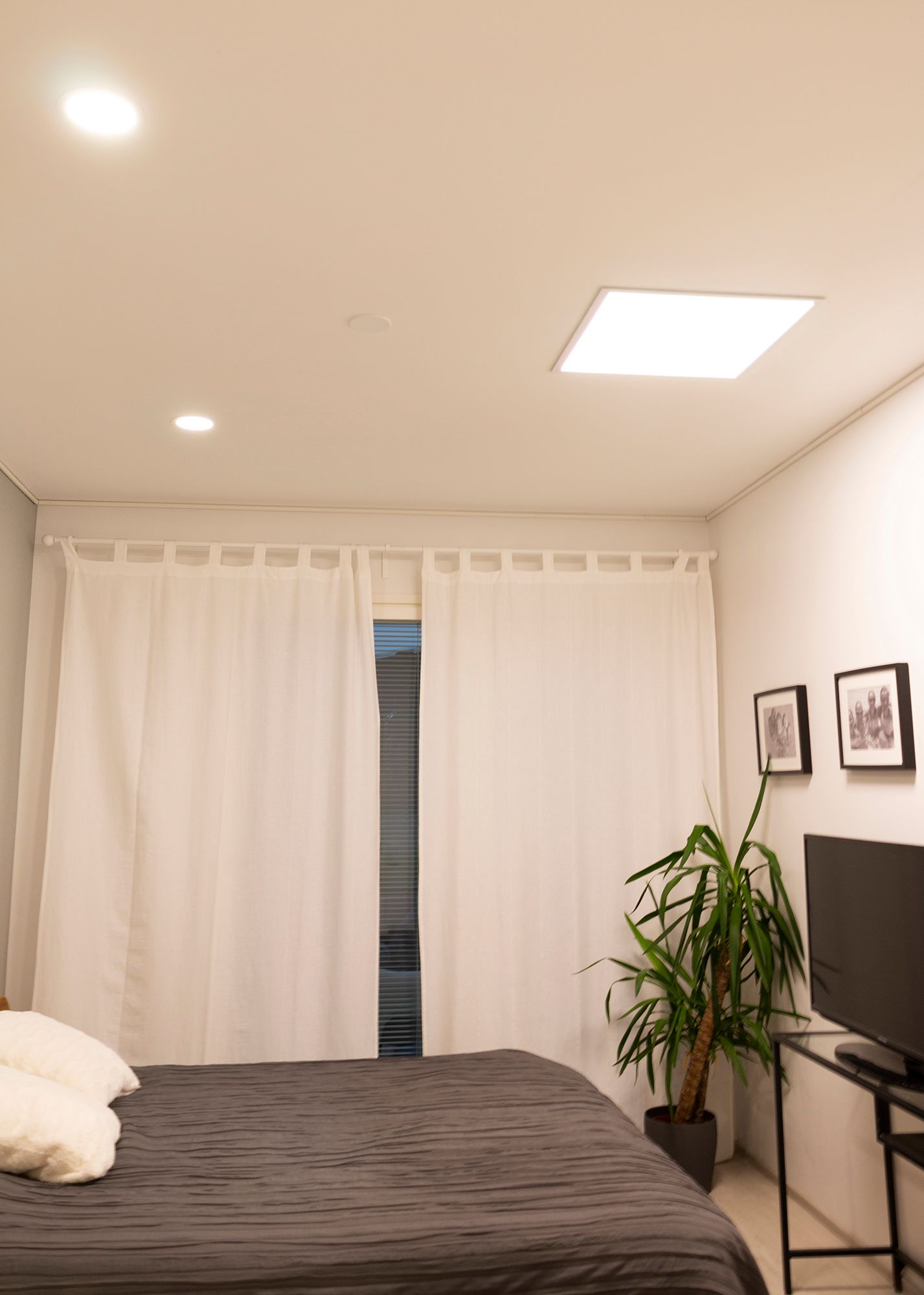Panelen ger ett vackert och jämnt ljus och påminner om ett takfönster. Ledstore.fi