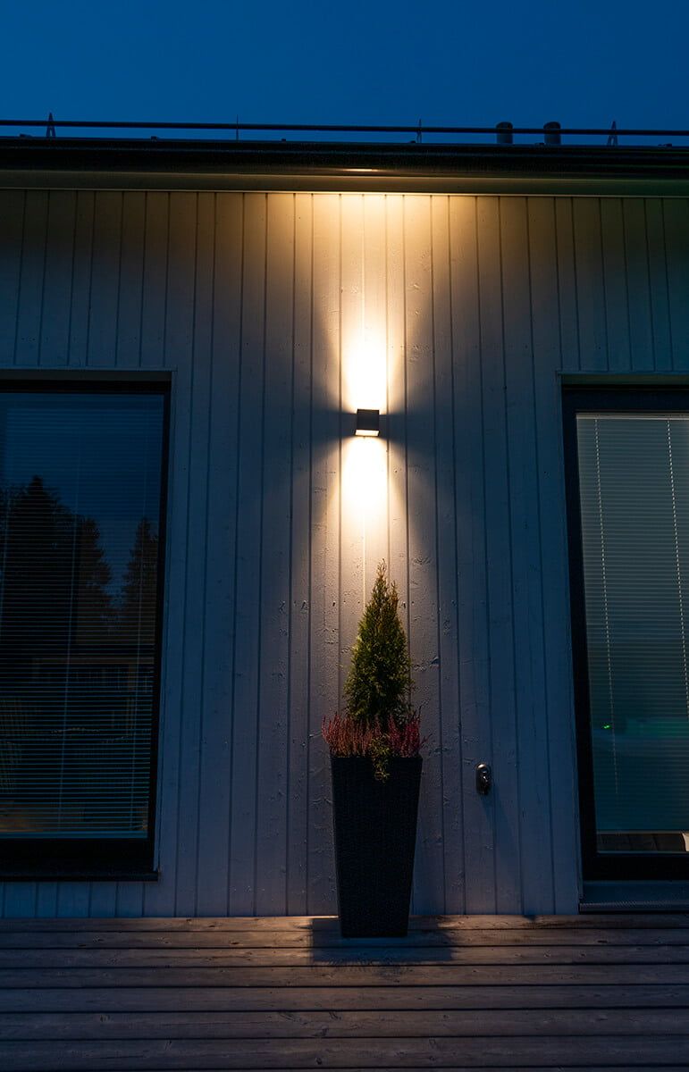 På en grön bakgrund och en vit kvadrat står "LED STORE" i svart text, vilket framhäver miljövänliga belysningslösningar.