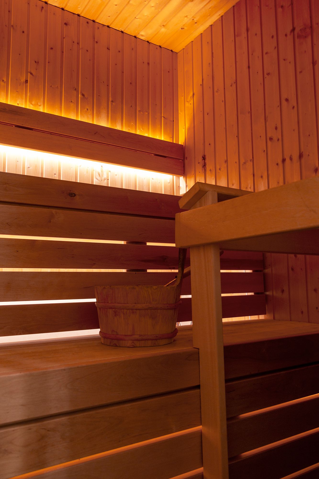 LED STORE-logotyp: \"LED STORE\" i vit text på en vit kvadrat mitt i en grön bakgrund, som representerar energieffektiva belysningslösningar.