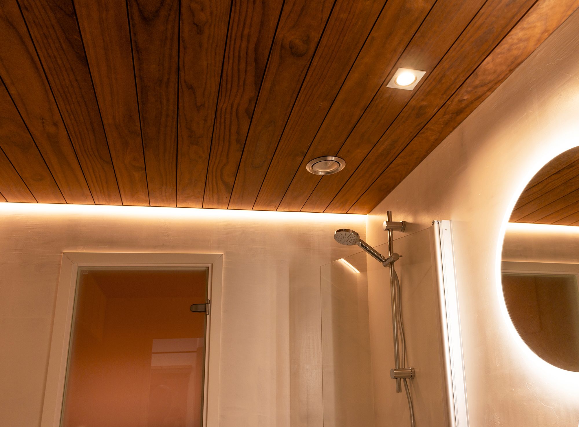 Kantprofil med LED-list som belyser duschen kombinerat med en ljus spegel och takpotatisar. Ledstore.fi