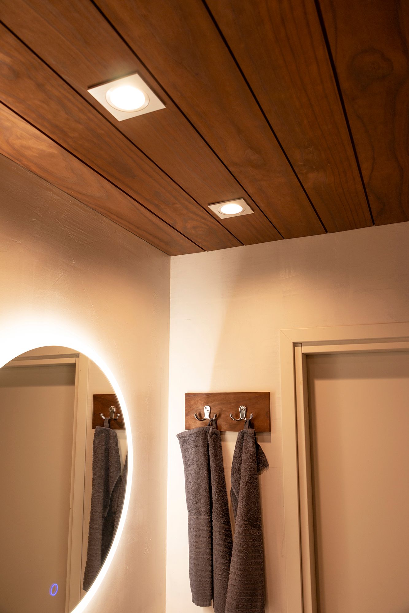 Spotlights placerade för att belysa ansiktet eftersom ljuset från spegeln lyser genom väggen. Genom att kombinera dessa två ljuskällor får man en utmärkt rak- och sminklampa. Ledstore.fi