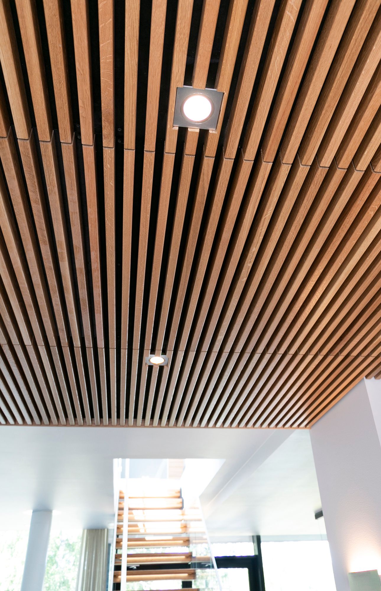 Belysning med Kantti-spots infällda i taket, i borstad aluminium. Ledstore.fi