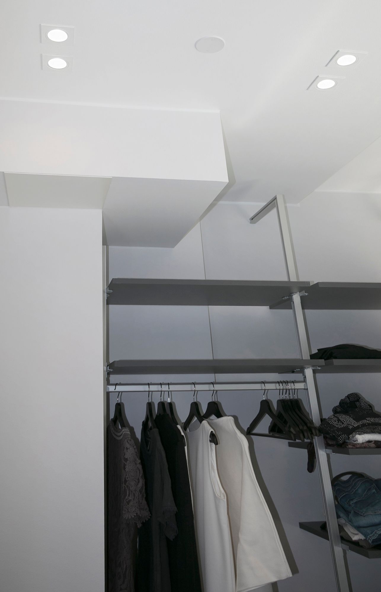 Led CHINESE KANTTI spots i par på garderobstaket. Du hittar fler ledlampor i Ledstores sortiment. Ledstore.fi