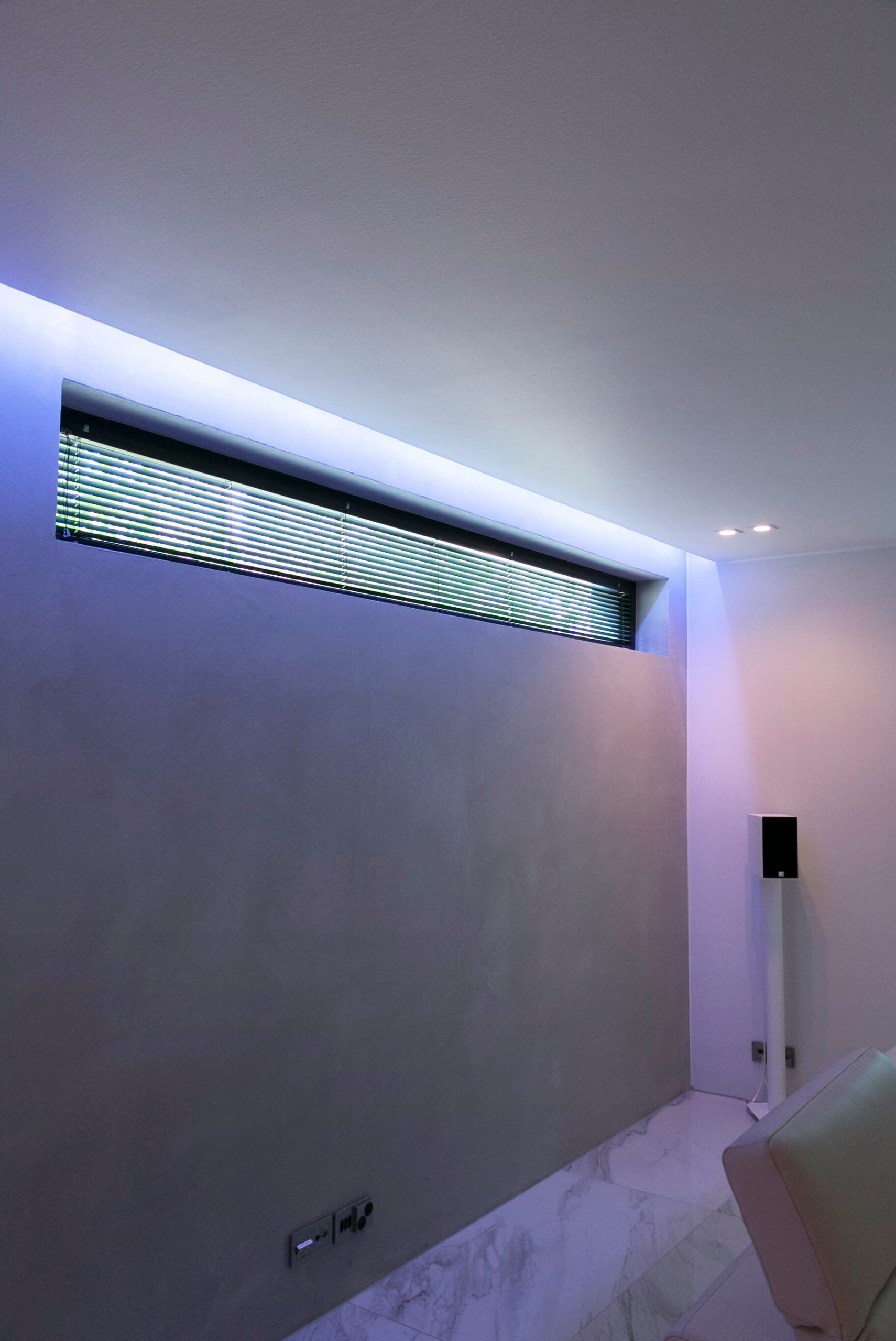 Texten "LED STORE" på en vit kvadrat mot en grön bakgrund; det perfekta varumärket för hållbara belysningslösningar.