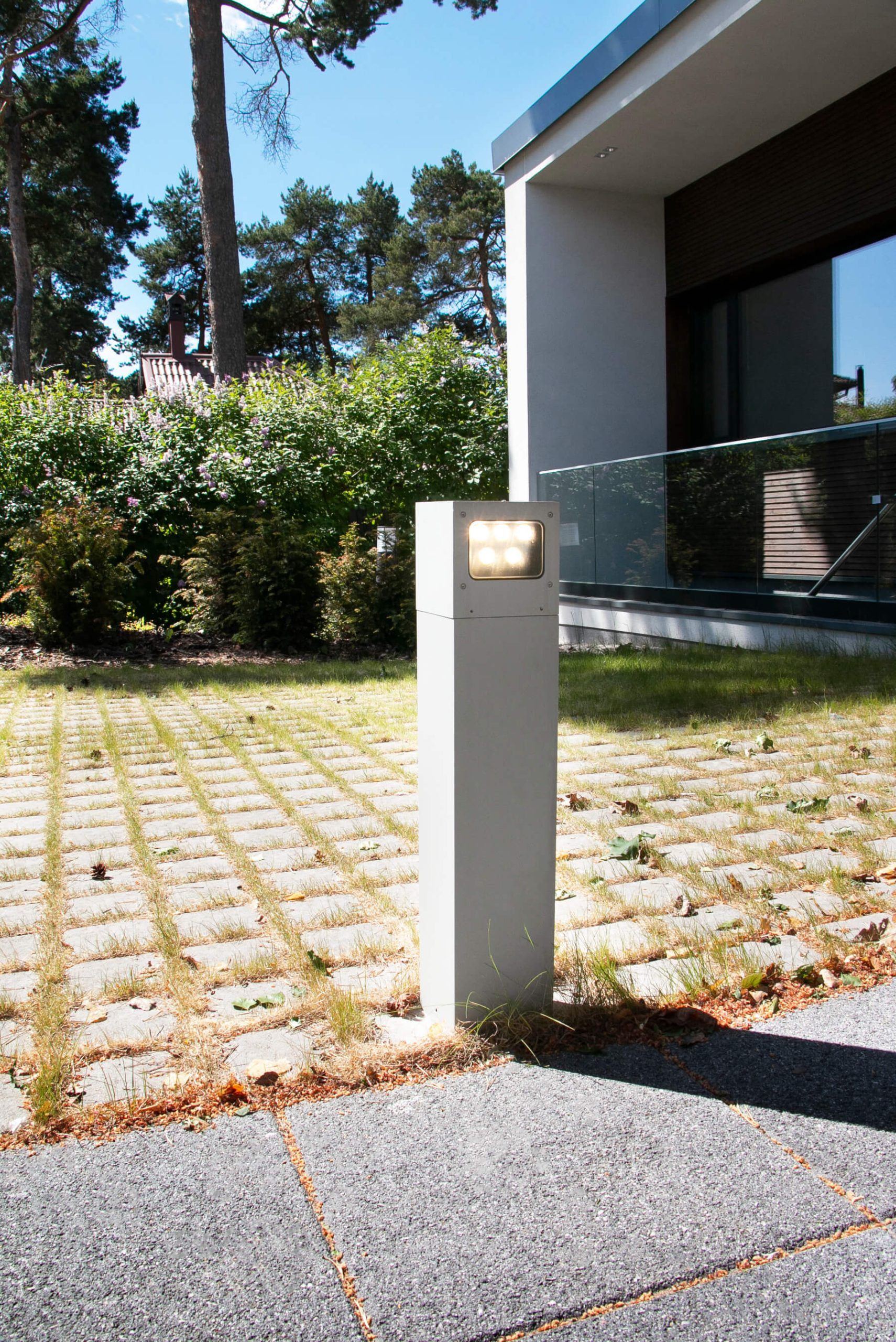 Grön bakgrund med fet vit text "LED STORE" inom en fyrkantig kontur, som lyfter fram energieffektiva belysningslösningar.