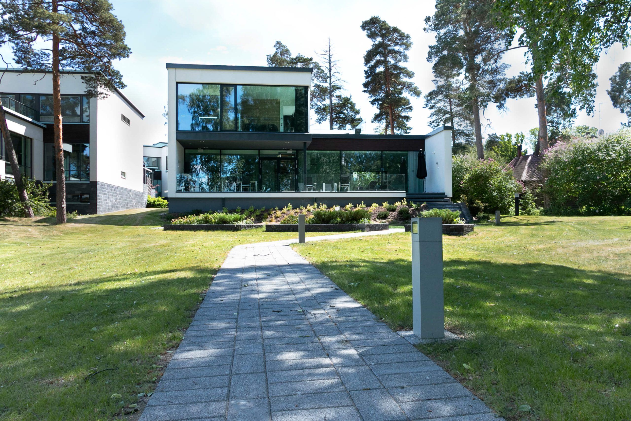 LedStore's Cubic out pelare vid kanten av en uppfart
