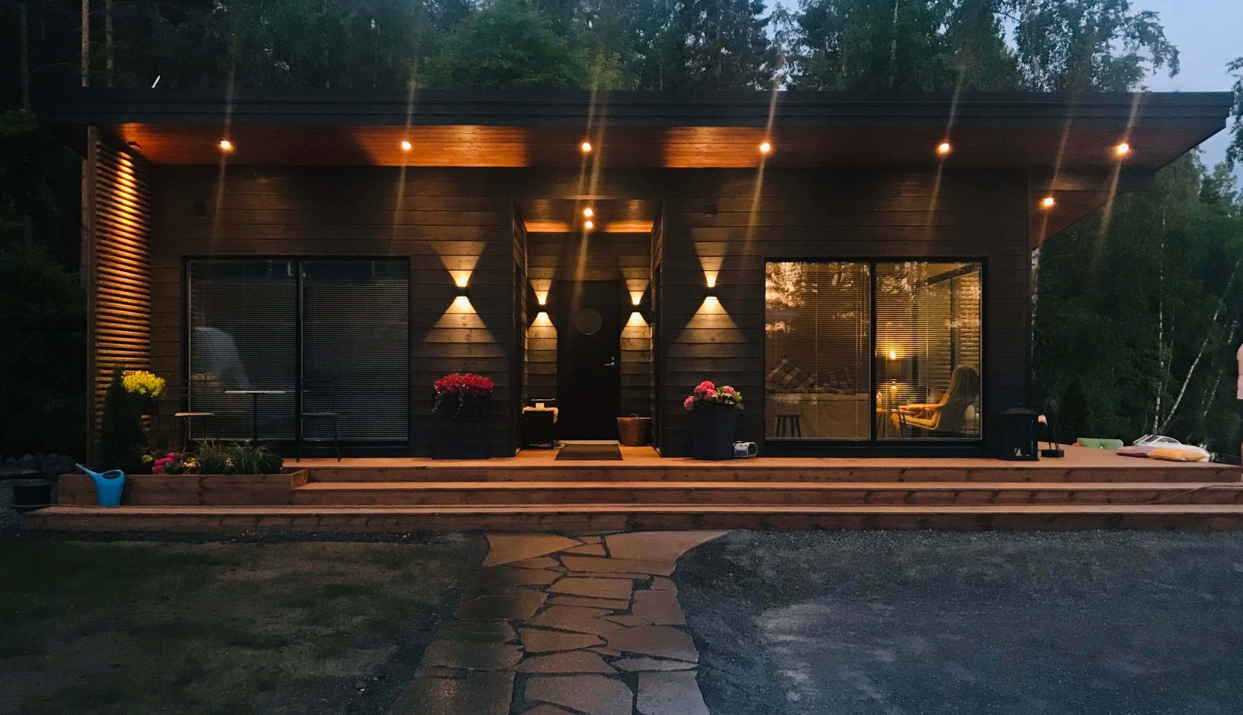 En bild av en grön bakgrund med en vit fyrkant i mitten och texten "LED STORE" i stora bokstäver, som syftar till att förbättra miljövänlig belysning.