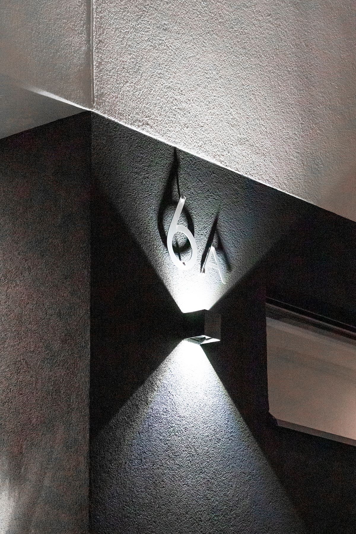Bild av en grön bakgrund med en vit fyrkant i mitten och texten "LED STORE" i fetstil, som marknadsför energieffektiva belysningslösningar.