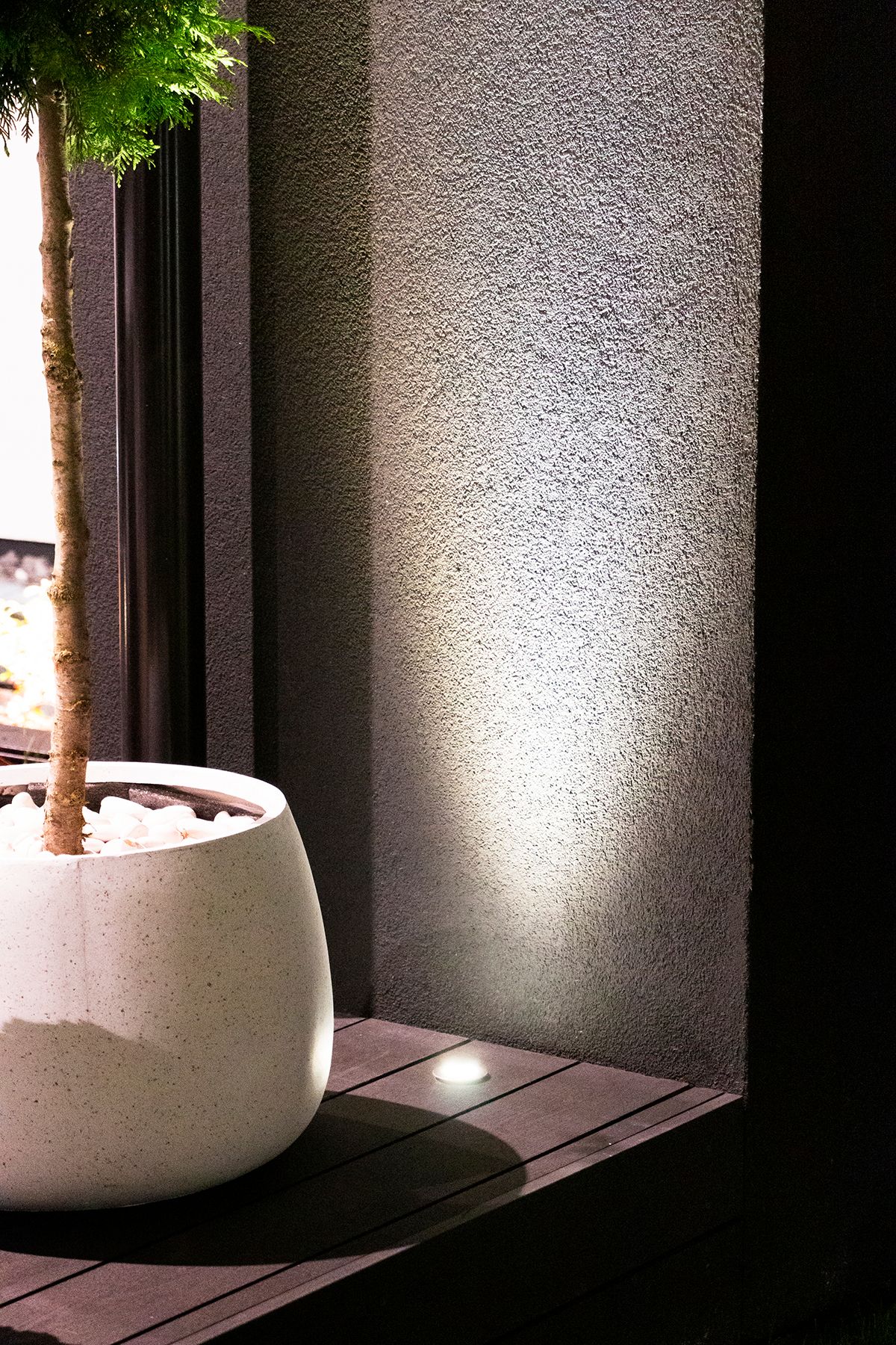 Bild av en grön bakgrund med en vit fyrkant i mitten och texten "LED STORE" i fetstil, som lyfter fram energieffektiva belysningslösningar.