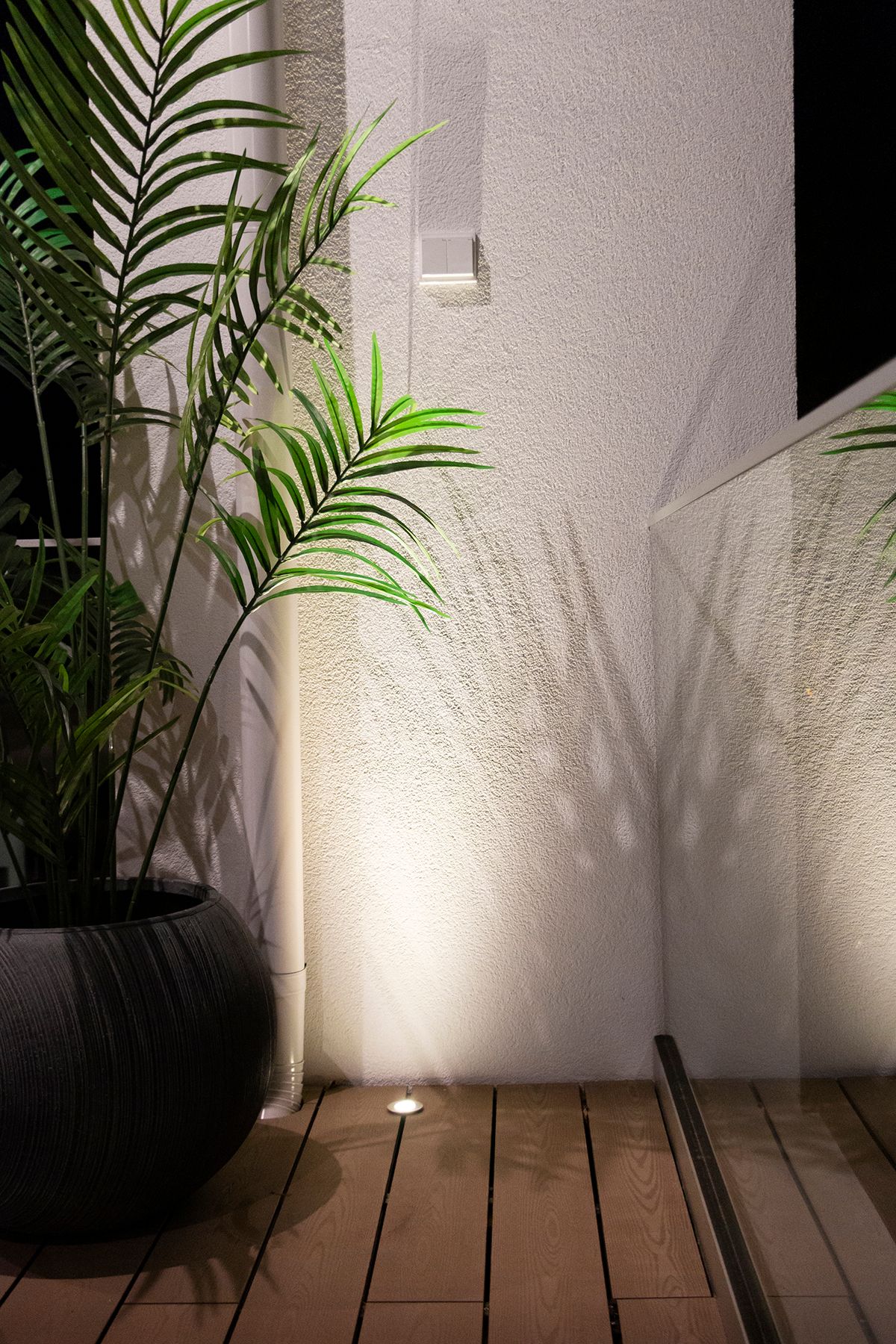 LED Store-logotyp: grön kvadrat med vit kontur, "LED STORE" i mitten av en ljusgrön bakgrund.