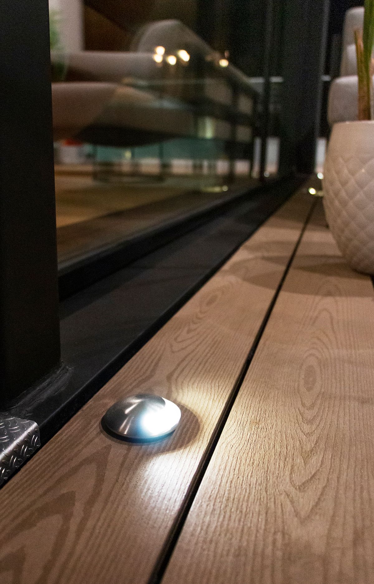 Logotyp för LED-belysningsbutik på grön bakgrund med "LED STORE" i feta vita bokstäver i mitten av en kvadrat.