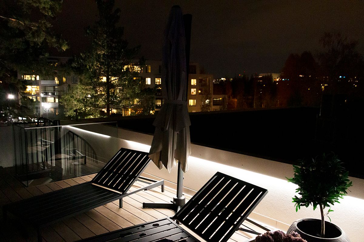 LED STORE-logotyp på grön bakgrund med vit text på den centrala kvadraten, som främjar energieffektiva belysningslösningar.
