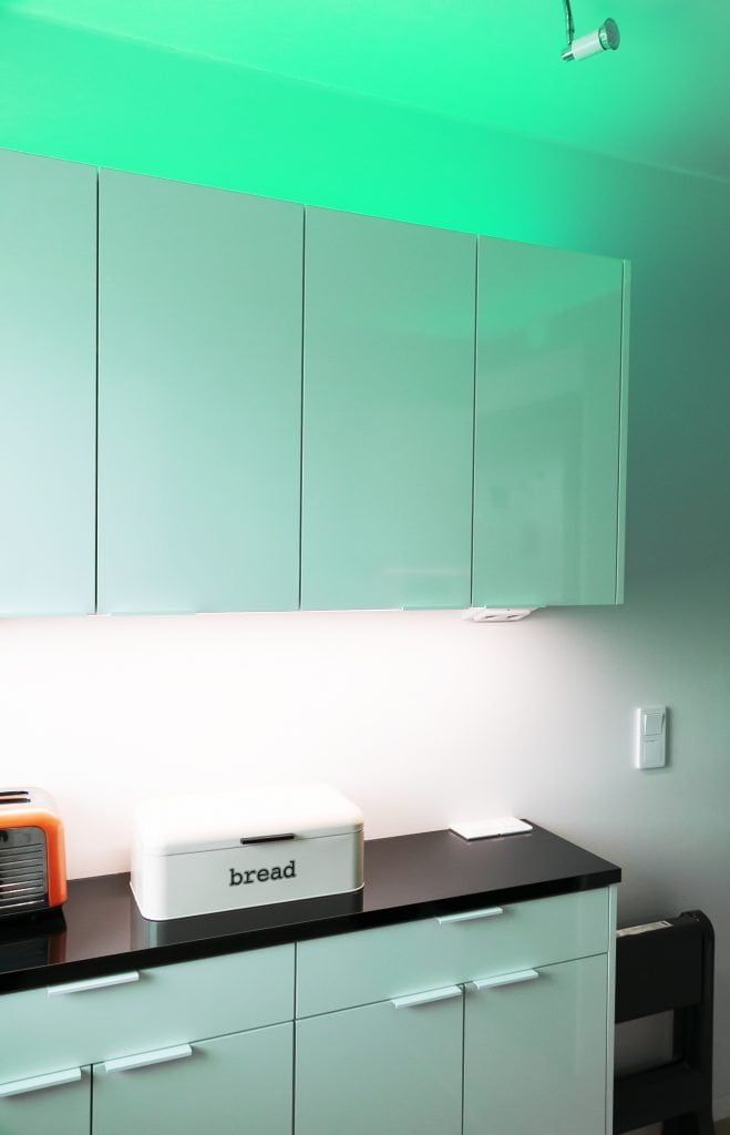 Grön bakgrund med vit fyrkant i mitten "LED STORE" med vit text. Koncept för varumärkesprofilering och skyltning för belysningsbutiker.