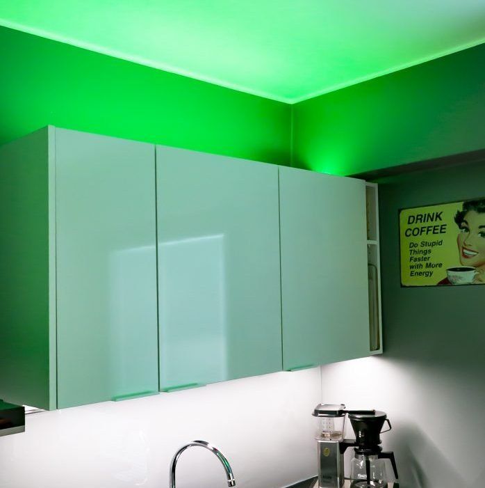 Ljusdesign kan förändra utseendet på ett utrymme. Här en RGBW LED-list ovanpå ett skåp i aluminiumprofil.