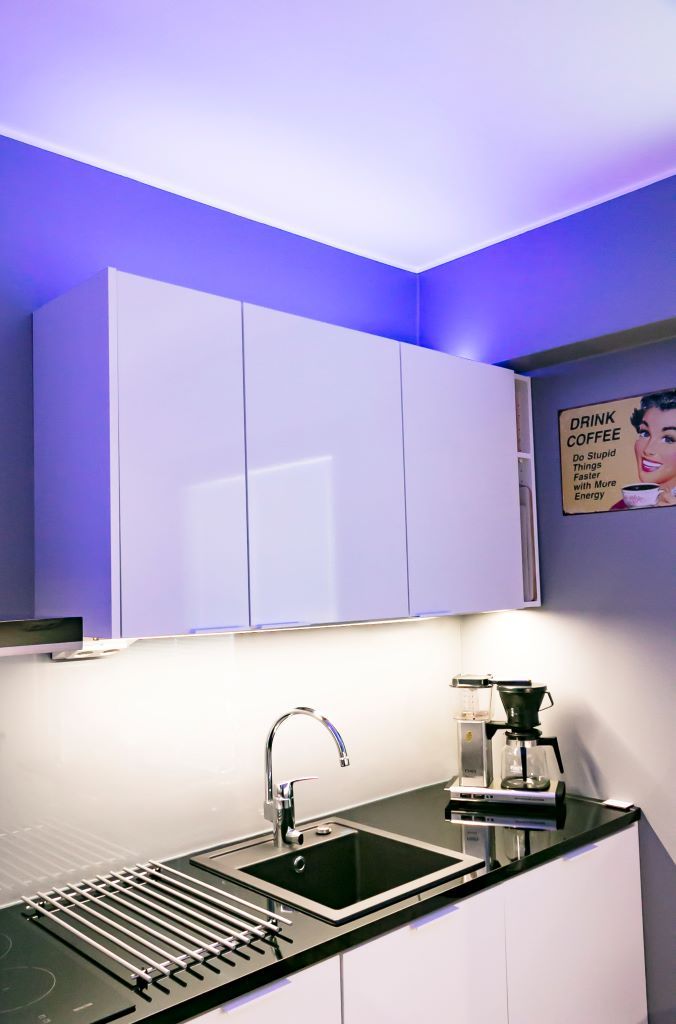 Grön bakgrund på en vit kvadrat med "LED STORE" i feta vita versaler i mitten.