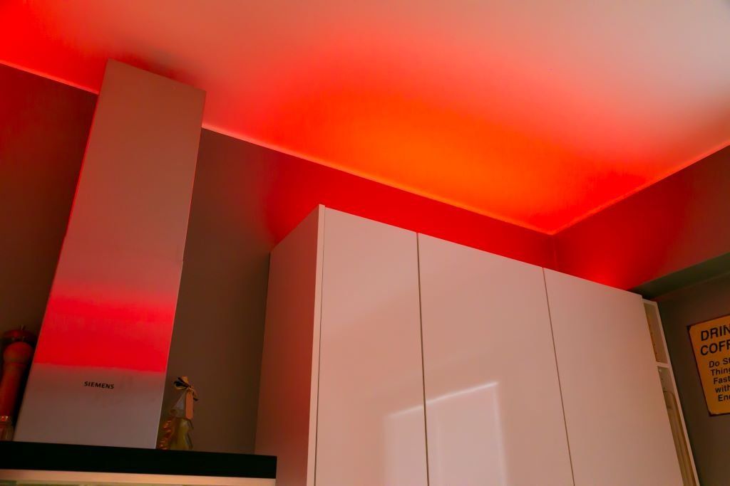 Bild av en grön bakgrund med en vit fyrkantig kant och "LED" staplat ovanför texten "STORE" med vit text som framhäver temat för LED-belysningsbutiken.