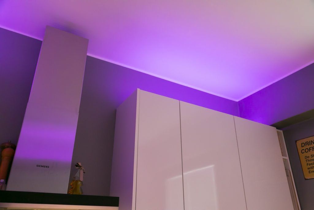 Grön bakgrund med fet vit fyrkant, texten "LED STORE" i mitten i ett modernt typsnitt för energieffektiva belysningslösningar.