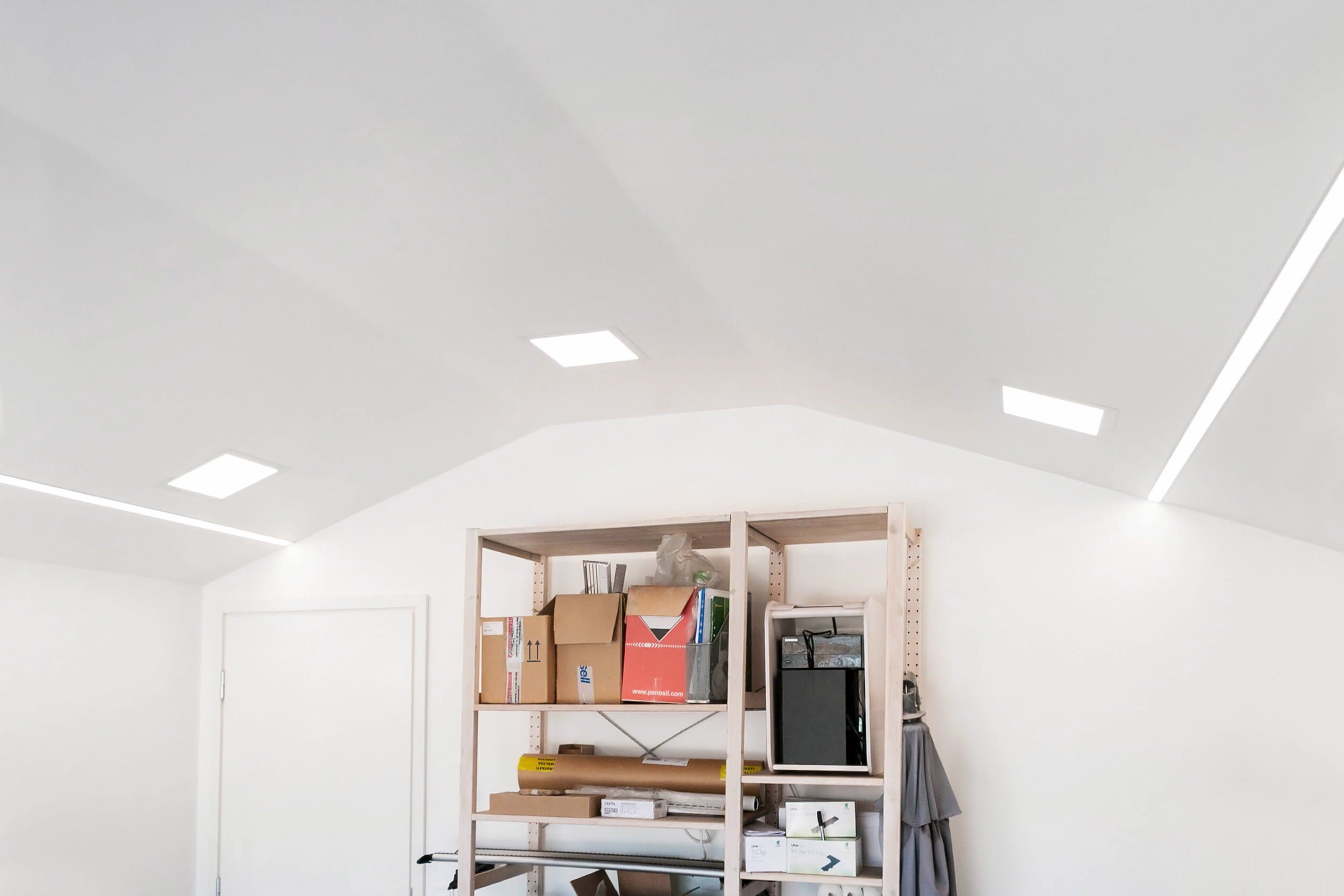 Vit text "LED STORE" i mitten av en grön bakgrund; energieffektiva belysningslösningar och moderna LED-produkter.