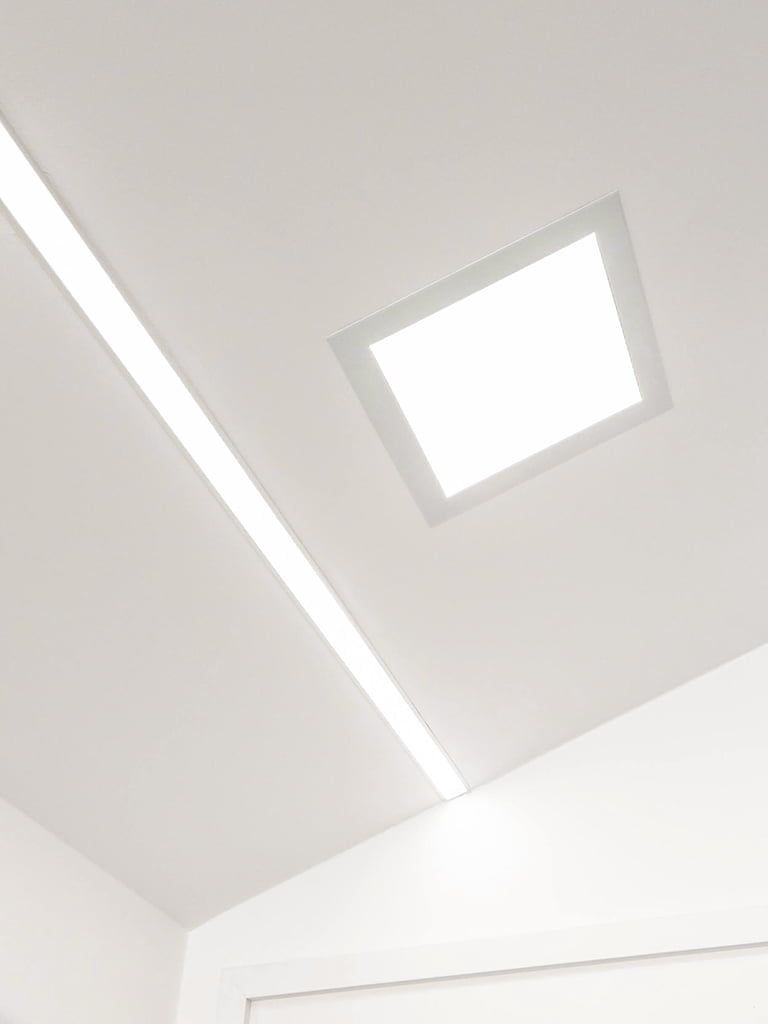 Grön bakgrund med en vit fyrkant i mitten med "LED STORE" i vertikala vita bokstäver - varumärke för LED-belysningsbutik.