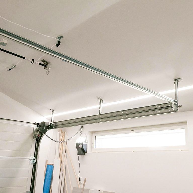 Garagebelysning med lyftdörr