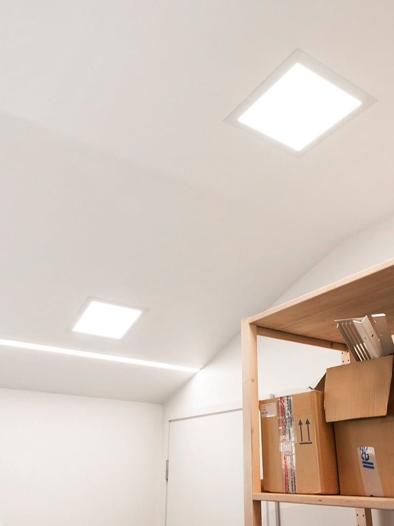 Vit text "LED STORE" på grön bakgrund med en vit kvadrat som framhäver butikens logotyp. Miljövänliga LED-belysningslösningar för dina behov.