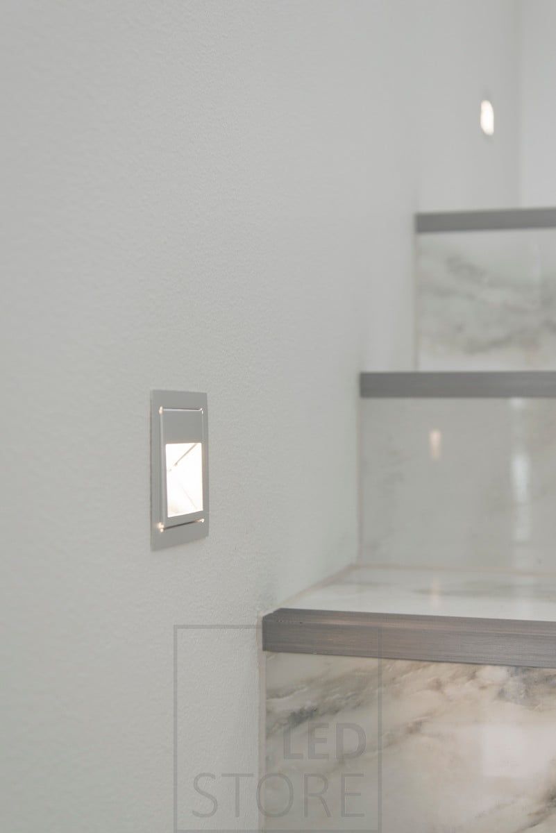 Trappbelysning led IN-WALL som ger ett mjukt och stämningsfullt ljus på trappstegen. Den infällda vägglampan är modern, enkel och elegant. Finns även i svart och vitt. Ledstore.fi