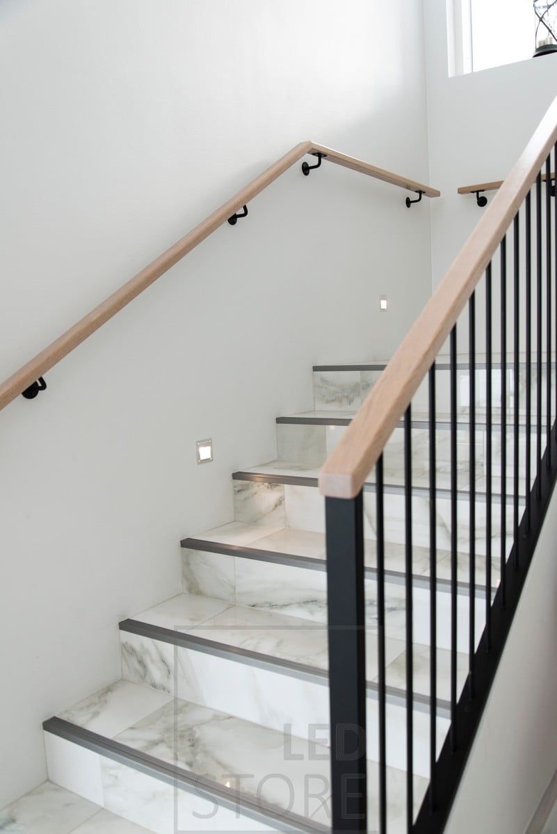 Trapplampa led IN-WALL som ger ett mjukt och stämningsfullt ljus på trappstegen. Den infällda vägglampan är enkel och elegant. Finns även i svart och vitt. Ledstore.fi