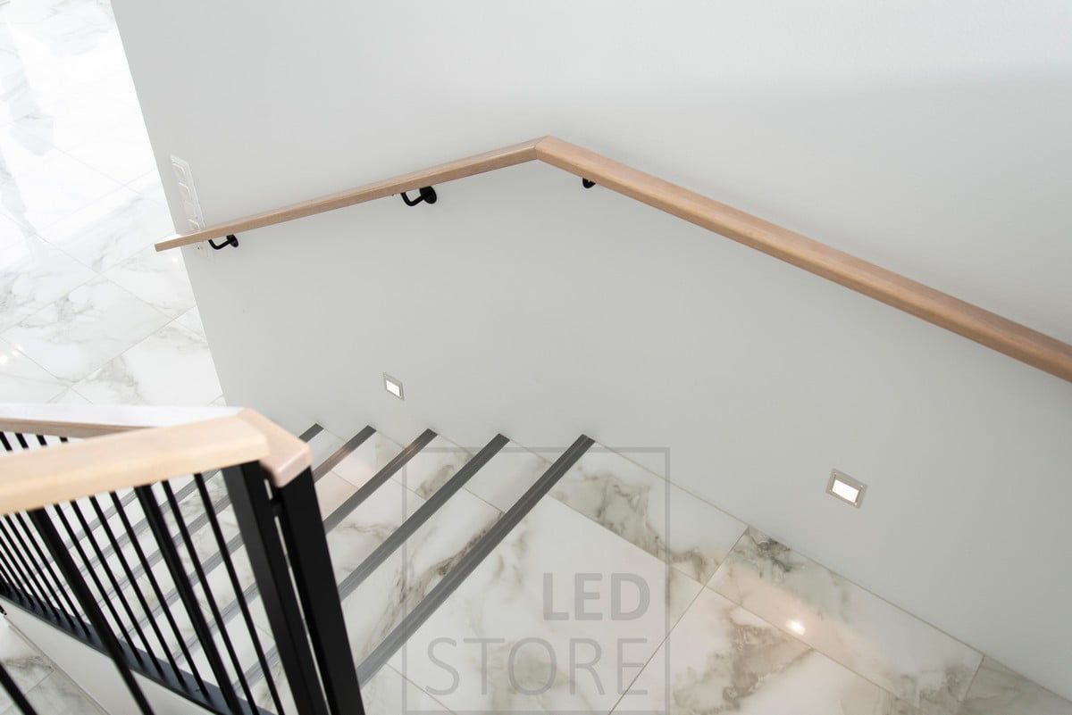 Trapplampa led IN-WALL som ger ett mjukt och stämningsfullt ljus på trappstegen. Den infällda vägglampan är minimalistisk och elegant. Finns även i svart och vitt. Ledstore.fi