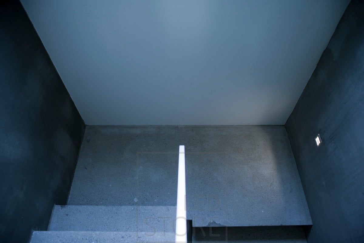 IN-WALL infälld LED-väggarmatur för trapphusbelysning. Ljuset är behagligt för ögat och när den är ansluten till en rörelsesensor fungerar den även perfekt som nattbelysning. Ledstore.fi