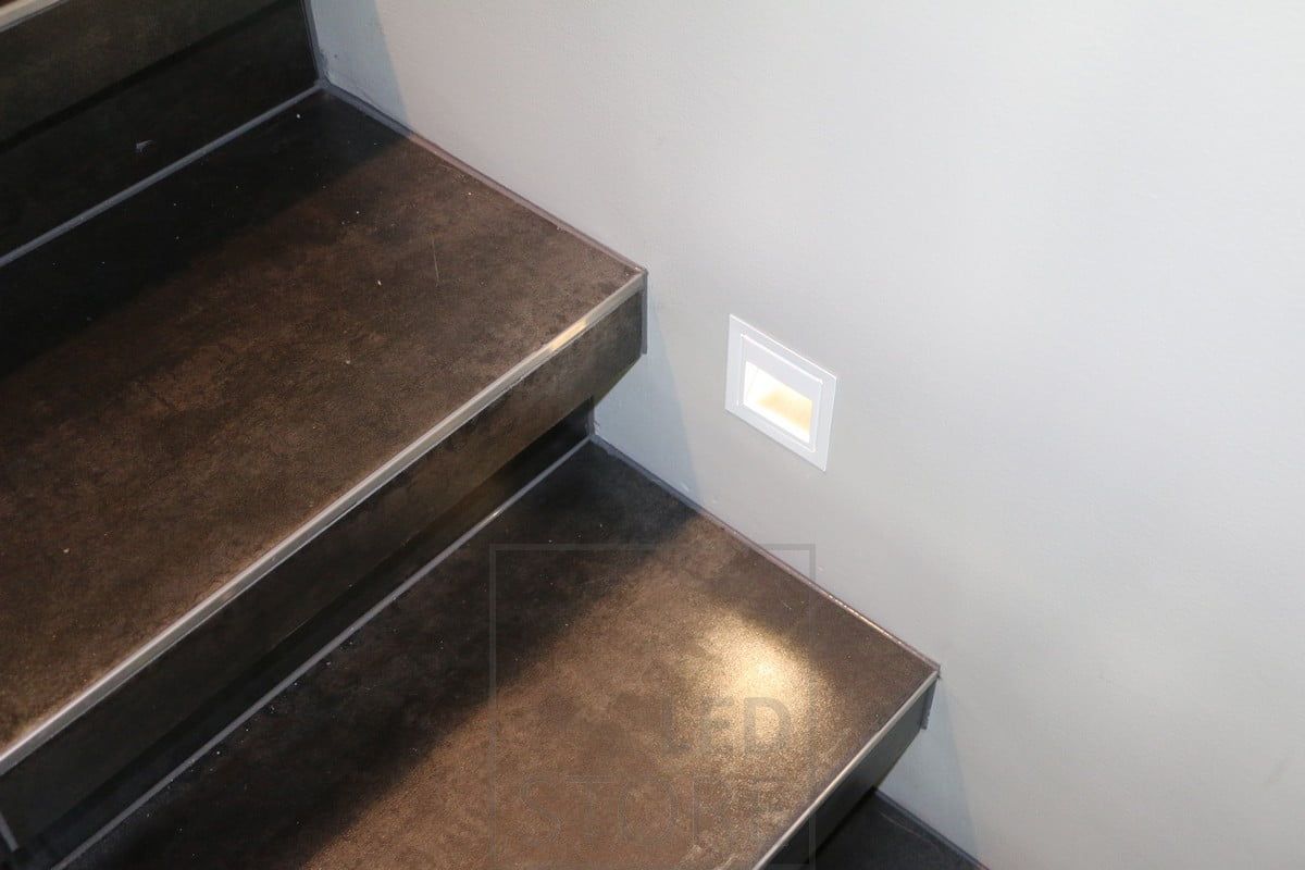 IN-WALL infälld led-vägglampa för att markera trappstegen i trappan. Ljuset är lätt att se och när det är anslutet till en rörelsesensor fungerar det också perfekt som nattbelysning. Ledstore.fi