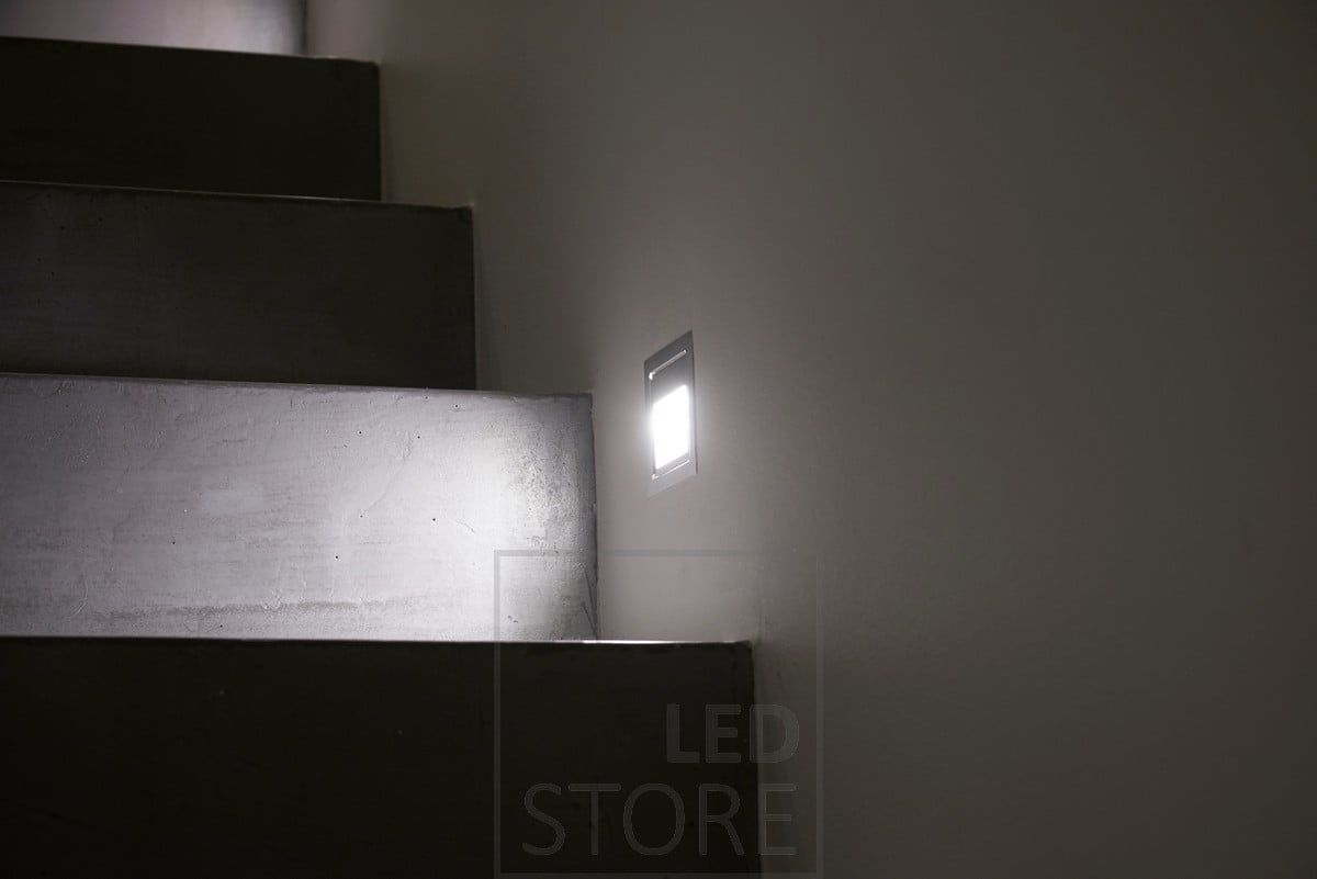 Led trappbelysning IN-WALL är lämplig att använda som trappstegsbelysning i trappor eller som korridorbelysning i hallar. Genom att ansluta IN-WALL till närvarodetektorn får du en funktionell lösning för nattbelysning utan att behöva tända andra lampor. Ledstore.fi