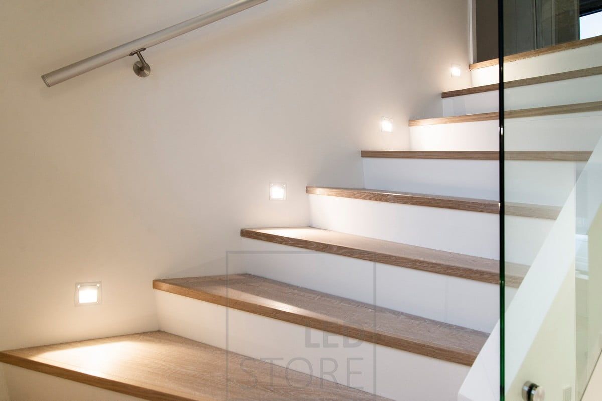 IN-WALL infälld led-vägglampa som belyser trappsteg. Fungerar både som vacker stämningsbelysning och som ett ögonvänligt nattljus för att framhäva en vacker trappa. Ledstore.fi