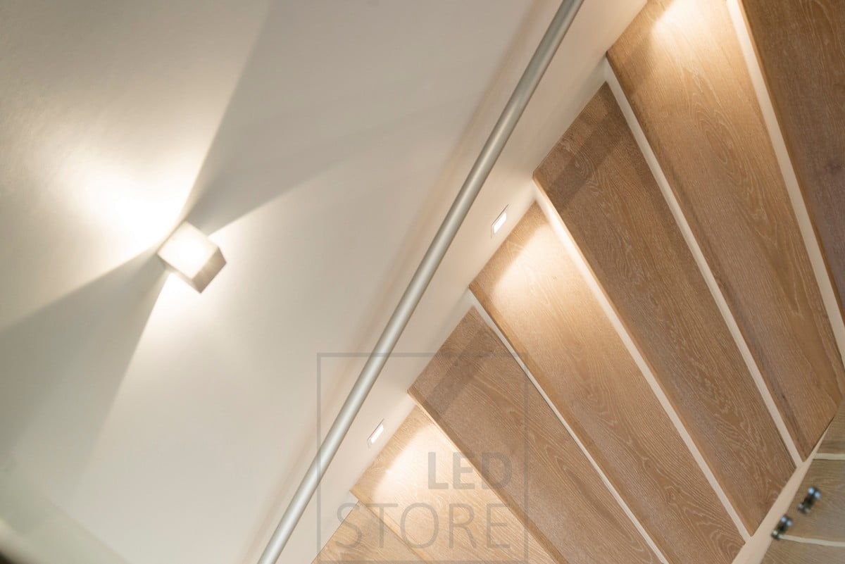 IN-WALL infälld led-vägglampa som lyser upp trappstegen. Fungerar både som ett vackert stämningsljus och som ett ögonvänligt nattljus i trappan. Framhäv en vacker trappa. Ledstore.fi