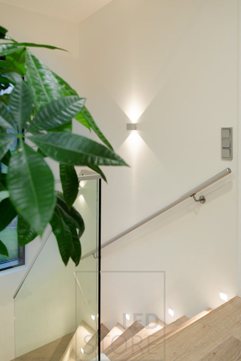 IN-WALL infälld led-vägglampa som lyser upp trappstegen. Fungerar både som ett vackert stämningsljus och som ett ögonvänligt nattljus i trappan. Extra led-vägglampa CUBIC som belyser det ojämna ljuset i två riktningar. Ledstore.fi