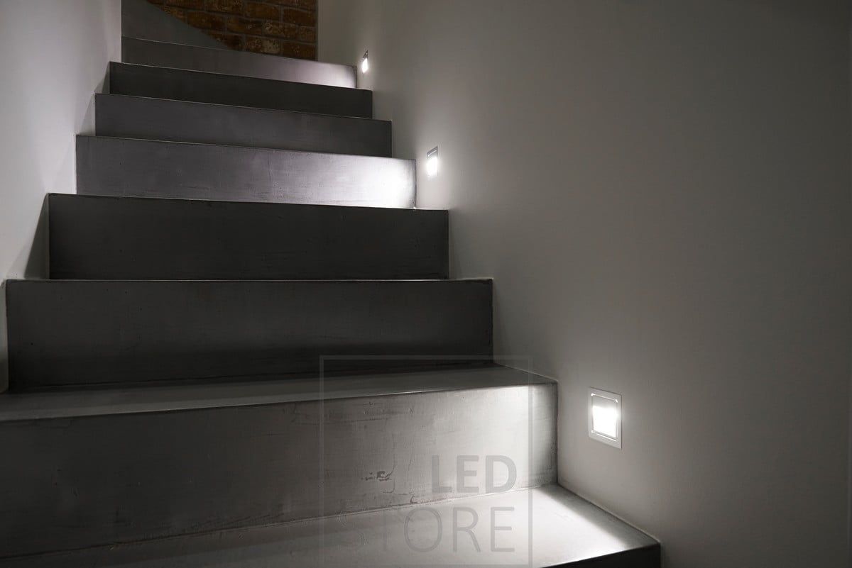 IN-WALL infälld led-väggarmatur med stegbelysning vid vart tredje trappsteg. Ledstore.fi
