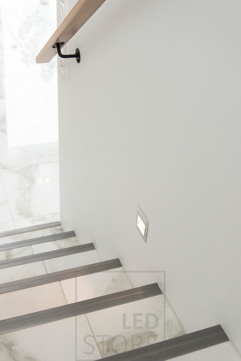 Trapphuslampa led IN-WALL som belyser med mjukt och stämningsfullt ljus. Den infällda vägglampan är modern, enkel och elegant. Finns även i svart och vitt och med inbyggd närvarosensor. Ledstore.fi